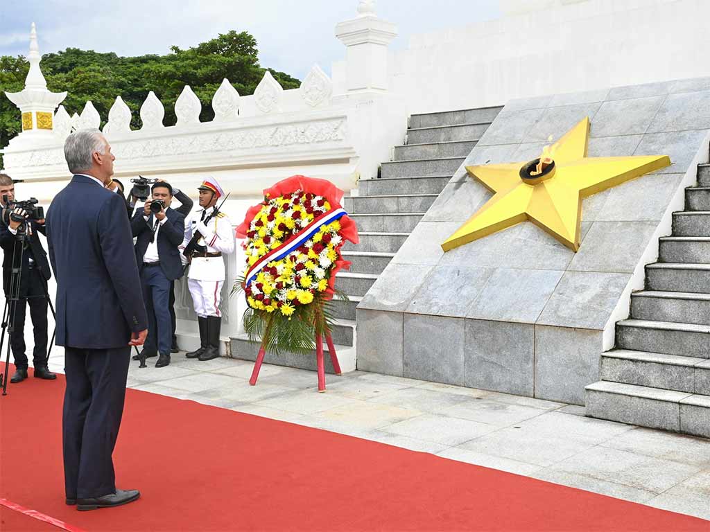 MDC Laos Monumento Soldado Desconocido 1