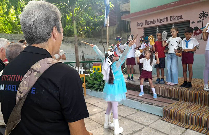 Fundación neerlandesa mejora condiciones de escolares en Holguín