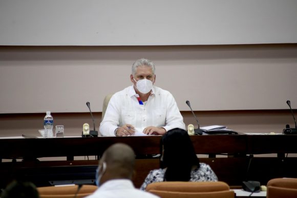 Para el país es una cuestión estratégica la Política de Cuadros, dijo hoy en esta capital Miguel Mario Díaz-Canel Bermúdez, miembro del Buró Político y Presidente de la República, al intervenir en la Comisión No.3 del 8vo. Congreso del Partido, dedicada a analizar este tema.      La Política es un sistema de gestión, tiene componentes y procesos que están íntimamente relacionados, cuando se violan se rompe la conducción —dijo--y añadió que no puede haber rupturas ni improvisaciones, de lo contrario los problemas nos cogen de golpe.  Agregó que hay que preparar a nuestros cuadros para que estén sometidos a etapas prolongadas de adversidad porque con el enemigo que tenemos los dirigentes tienen que tener la capacidad de enfrentar con aliento, pasión y firmeza etapas como esta que estamos viviendo.  Díaz-Canel Bermúdez subrayó que el mejor tiempo que puede dedicar el Buró provincial del Partido es aquel enfocado a trabajar con los secretarios generales de núcleos, y esa práctica sistemática se puede extrapolar al trabajo del gobierno, de las administraciones, y cuando se convierta en un sistema de vínculo con la base se va a tener una riqueza de aportes y participación en las soluciones de los problemas.  En los debates de la Comisión varios delegados destacaron el aporte de la Unión de Jóvenes Comunistas a las plantillas de cuadros del Partido, lo que motivó la intervención de Diosvany Acosta Abrahante, Primer Secretario del Comité Nacional de la organización política juvenil, quien dijo que hay avances para identificar desde los centros estudiantiles y de trabajo a los jóvenes con potencialidades para la dirección.  Desde que el joven está construyendo su proyecto de vida hay que insertar también este concepto de la Política de Cuadros para que forme parte de él, y ello es una garantía de calidad, dijo Acosta Abrahante.  Marisol Fuentes, secretaria general del sindicato de las Comunicaciones, señaló que el movimiento sindical cubano llega al 8vo. Congreso con una mejor calidad en la composición de sus cuadros, con el 98 por ciento de la plantilla cubierta; pero se ha identificado que persisten debilidades que transitan por el orden subjetivo y objetivo relacionadas con la preparación y capacitación, y cierta improvisación en los niveles de promoción.  Comisión sobre política de cuadros del VIII Congreso del Partido Comunista de Cuba, efectuado en el Palacio de Convenciones, en La Habana, el 16 de abril de 2021. ACN/FOTO/Ariel LEY ROYERO/dirr  Añadió que como resultado de esta estrategia se ha actualizado el sistema de trabajo para una mayor vinculación de los cuadros principales con la base y a partir de ahí hacer un diagnóstico objetivo para que las personas que trabajan en esos lugares puedan integrar la lista de reservas.  Yudalys Rodríguez Castro, primera secretaria del Comité municipal del Partido en Pinar del Río, opinó que muchas veces la dinámica de otras tareas impide que desde la planificación se le pueda dar seguimiento con la intencionalidad requerida a la Política de Cuadros, para que se convierta en un sistema de trabajo a partir del diagnóstico de las características de las personas y luego ejercer el control de forma tal que se preparen pero también se sientan atendidos y reconocidos.  A juicio de Federico Hernández, primer secretario del Comité provincial del Partido en Granma, hay problemas en la calidad de los cuadros porque además de la preparación económica y política hay que tener más intencionalidad y mayor rigor en la evaluación que se les realiza, la que debe ser diaria, y compartir espacios que demuestren cómo se dirige una tarea y se garantiza que se cumpla.  Yudí Rodríguez Hernández, primera secretaria del Comité provincial en Villa Clara, señaló la necesidad de fortalecer el trabajo de las escuelas del Partido, donde se forman las reservas, incrementando la categoría de sus profesores y vinculando a estudiantes y docentes como asesores del trabajo de la militancia.  Sobre la necesidad de la ejemplaridad opinó Marcia Cobas, funcionaria del Consejo de Ministros, quien se refirió a la necesidad de la rendición de cuentas de los dirigentes mediante diversas vías, desde los medios de comunicación hasta las asambleas de base, como está ocurriendo ahora con la dirección del país; pero se aprecian debilidades en los niveles intermedios.  Es necesario que los cuadros no pierdan el contacto con la población y tengan tareas de choque para que demuestren en realidad sus cualidades, agregó. Miguel Mario Cabrera Castellanos, miembro del Comité Central y jefe de la Dirección de Cuadros del Estado y el Gobierno, se refirió a las experiencias de los últimos años en ese nivel, orientada a trabajar con mayor intencionalidad con la cantera y la reserva e incorporar elementos de la ciencia a la gestión de la Política de Cuadros, por ejemplo, la caracterización de las competencias para ocupar un cargo.  Jorge Luis Broche, vicejefe de Departamento en el Comité Central, dijo que los problemas que se enuncian en la implementación de la Política de Cuadros desde el 6to. Congreso, evidencian que existen puntos comunes pero también que se ha avanzado en muchas cosas, y un ejemplo de ello son los jóvenes universitarios que en estas condiciones pandémicas van a la zona roja o están en los SAF (sistema de atención a la familia), por lo que la obra de la Revolución ha generado su propia gente.  Luego de la presentación del Informe Central al 8vo. Congreso del Partido, hoy en el Palacio de Convenciones de esta capital, los delegados comenzaron el trabajo en comisiones.  En la comisión No. 3, presidida por Miguel Mario Díaz-Canel Bermúdez, se presentó una valoración acerca de Política de Cuadros del Partido, la Unión de Jóvenes Comunistas, las organizaciones de masas, el Estado y el Gobierno, y el papel del Partido para alcanzar resultados superiores.  En esta jornada sesionaron también la Comisión No.1 sobre el tema económico y social, y la Comisión No. 2 sobre el funcionamiento del Partido y el trabajo ideológico.  Asistente a la comisión sobre política de cuadros del VIII Congreso del Partido Comunista de Cuba, efectuado en el Palacio de Convenciones, en La Habana, el 16 de abril de 2021. ACN/FOTO/Ariel LEY ROYERO/dirr  Esta mañana el General de Ejército Raúl Castro Ruz, Primer Secretario del Comité Central del Partido Comunista de Cuba, en la presentación del Informe Central al 8vo. Congreso, subrayó como misiones del trabajo de la organización, el desarrollo de la economía nacional, la lucha por la paz y la firmeza ideológica.