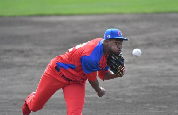 El juego celebrado en el Estadio Municipal de Béisbol de Urasoe, conocido también como Ana Ball Park, tributó al entrenamiento de la selección nacional antillana rumbo al venidero V Clásico Mundial de la disciplina. Foto: Prensa Latina.