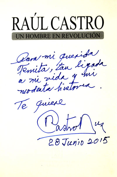 Dedicatoria del libro Raúl Castro Un hombre en Revolución de Nikolai S. Leonov. (FOTO: LEYVA BENÍTEZ)