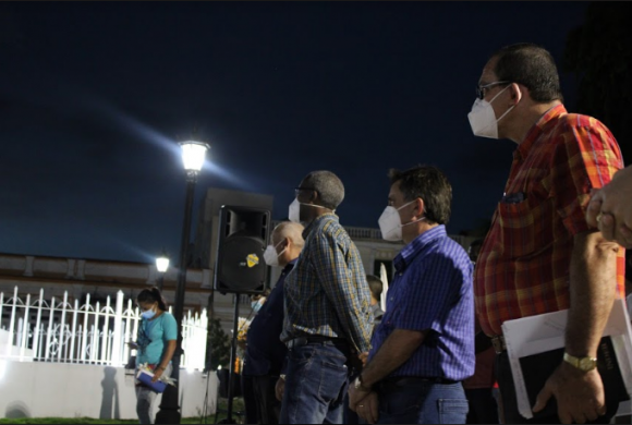 Dirigentes del PCC, el Gobierno y Salud reciben a los médicos. Los encabeza el miembro del Secretariado del Comté Central del PCC Joel Queipo Ruiz. Foto: Mario Almeida / Cubadebate