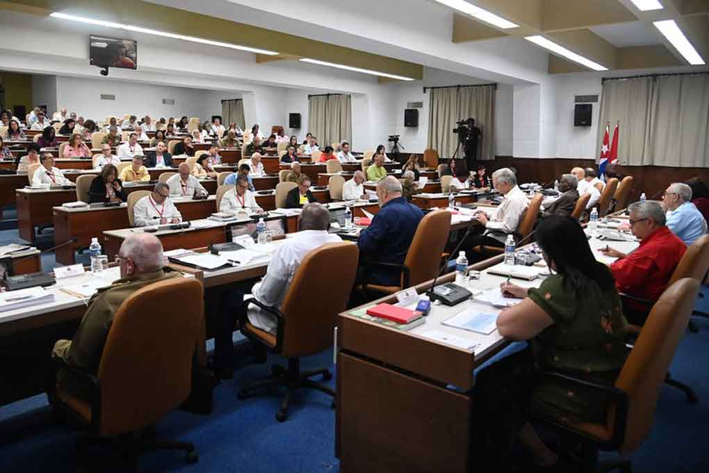 Partido Comunista de Cuba revisa avances de plan económico