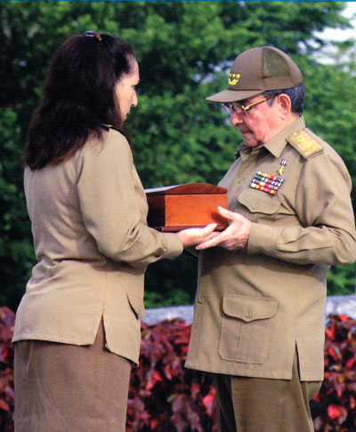Raúl recibe de manos de Temis las cenizas de Vilma. (Cortesía de Verde Olivo)