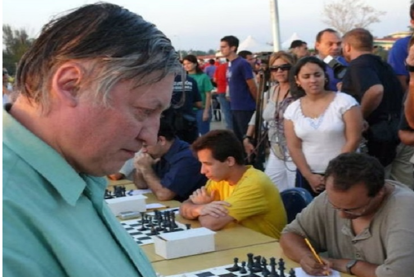 El siete veces campeón del mundo, GM Anatoli Karpov prestigió la simultánea gigante realizada en 2004 en Santa Clara. (Tomada de Cubadebate)