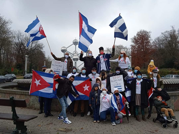 Desde la explanada de L'Atomium, Bélgica, los #PuentesDeAmor movilizan a todas las generaciones en defensa de #CubaVive y #EliminaElBloqueo. Foto: Nación y Emigración/Twitter.