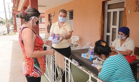 Trabajadores de Tiendas Caribe y Cimex venden productos en el barrio.