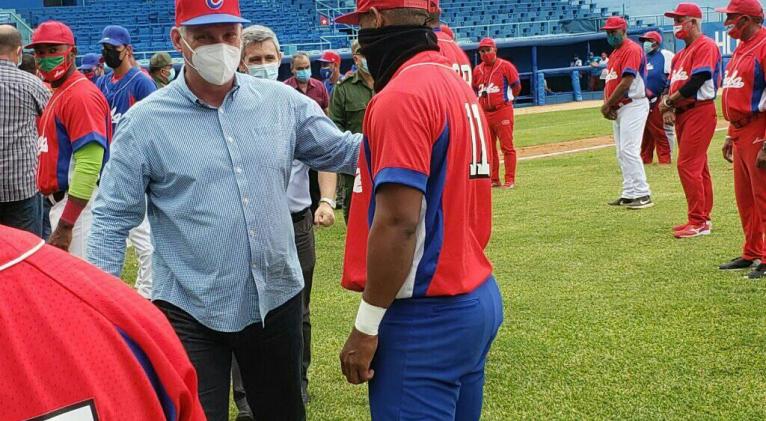 Intercambió Presidente de Cuba con preselección nacional de béisbol
