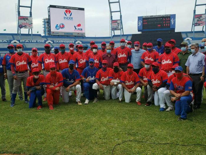 Intercambió Presidente de Cuba con preselección nacional de béisbol