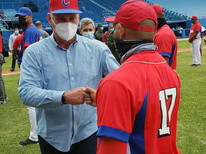 Intercambió Presidente de Cuba con preselección nacional de béisbol