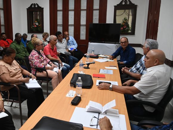 Presidente de la República, Miguel Díaz-Canel Bermúdez, intercambia con los principales dirigentes de los municipios de Centro Habana y Plaza de la Revolución. Presidente de la República, Miguel Díaz-Canel Bermúdez, intercambia con los principales dirigentes de los municipios de Centro Habana y Plaza de la Revolución.