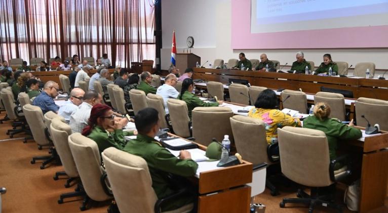 La batalla por La Habana -para que esté limpia y funcione mejor- es colosal empeño que demanda unidad y sobre todo el hallazgo, a través del orden y el control, de todas las reservas posibles en lo material y en lo subjetivo. Esa filosofía es brújula de los encuentros que, de semana en semana y desde que comenzó octubre, viene sosteniendo la dirección del país con dirigentes, instituciones, organizaciones y entidades a quienes concierne el tema. La batalla por La Habana -para que esté limpia y funcione mejor- es colosal empeño que demanda unidad y sobre todo el hallazgo, a través del orden y el control, de todas las reservas posibles en lo material y en lo subjetivo. Esa filosofía es brújula de los encuentros que, de semana en semana y desde que comenzó octubre, viene sosteniendo la dirección del país con dirigentes, instituciones, organizaciones y entidades a quienes concierne el tema.