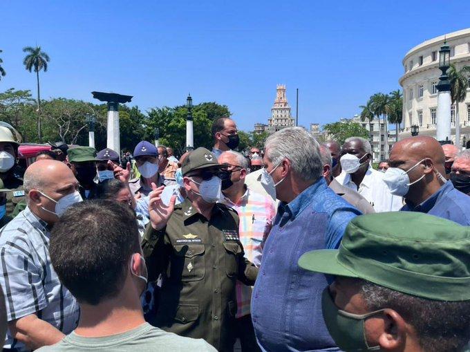  El presidente @DiazCanelB está en el Hotel Saratoga, donde ocurrió una fuerte explosión este mediodía. Foto: @PresidenciaCuba 