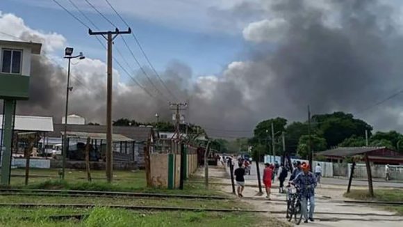 El cuerpo de bomberos de Ciego de Ávila controló el incendio de pequeñas proporciones. Foto: Tomada de Facebook/Invasor