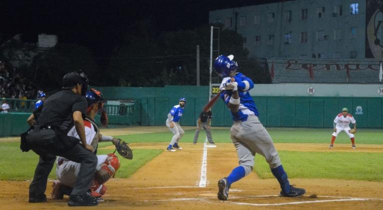 Juego entre Industriales (azul y gris) de La Habana y los Leñadores(blanco y rojo) de Las Tunas en la II Liga Élite del Béisbol Cubano, en el estadio Julio Antonio Mella, en Las Tunas, Cuba, el 7 de noviembre de 2023 . ACN FOTO/ Yaciel PEÑA DE LA PEÑA