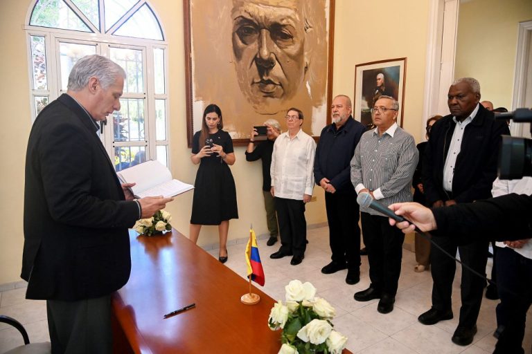 En su mensaje, Díaz-Canel extendió “nuestras genuinas y sentidas condolencias, y el homenaje revolucionario a las mujeres y hombres de Venezuela y a los 32 combatientes cubanos que ofrendaron sus vidas en defensa de Venezuela, en defensa de Cuba, en defensa de América Latina y el Caribe”. Foto: Presidencia Cuba.