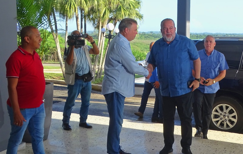 Manuel Marrero, Primer Ministro de la República, acompaña al presidente cubano en su recorrido. (Foto: Alien Fernández/ Escambray)