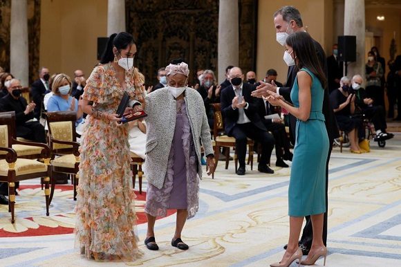 Recibe Omara Portuondo Medalla de Oro al Mérito en las Bellas Artes