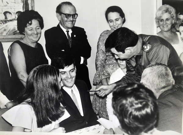 Fue su padrino de bodas. (Foto: Cortesía de la entrevistada).