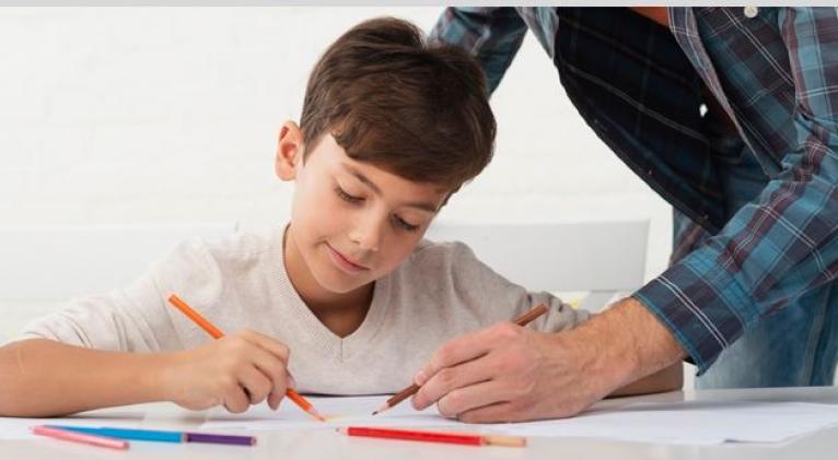 Papá ayuda en las tareas