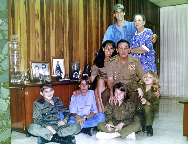 En el despacho del Ministerio de las Fuerzas Armadas Revolucionarias con sus tres nietos mayores, Temis y los dos hijos de esta. (Foto: Cortesía de la entrevistada)