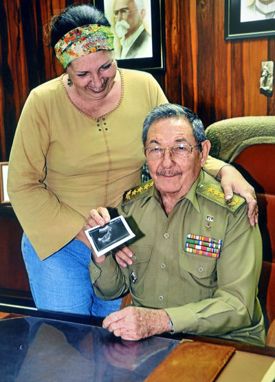 Ella le muestra el ultrasonido de su primer nieto. (Foto: Cortesía de la entrevistada)