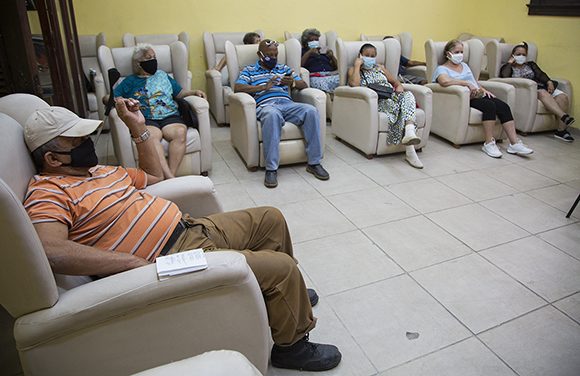 En el Área de vigilancia y manejo de eventos adversos esperan durante una hora para medir sus síntomas luego de la vacunación. Foto: Irene Pérez/ Cubadebate.