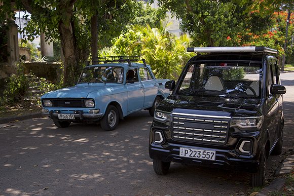 Carro eléctrico estacionado en una calle de La Habana. Foto: Irene Pérez/ Cubadebate.