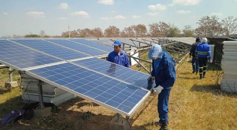 parque solar fotovoltaico de la sierpe foto empresa electrica