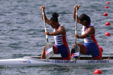 Canoístas cubanas regresan con medallas mundiales