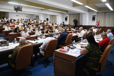 Partido Comunista de Cuba revisa avances de plan económico