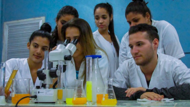 La ciencia y la investigación son fundamentales en el modelo de educación en Cuba, un país que piensa en la Ciencia.