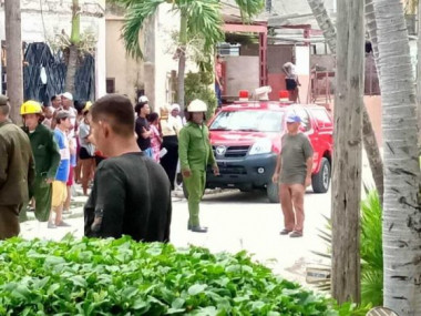 Brigadas de bomberos, rescatistas, personal de Salud Pública, la Brigada Canina y la PNR trabajan de forma ininterrumpida. Foto: Comité Municipal del Partido de Diez de Octubre